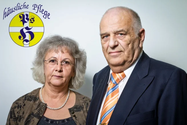 Die Gründer von Pflegeservice Habura auf einer historischen Aufnahme vor dem Habura-Logo